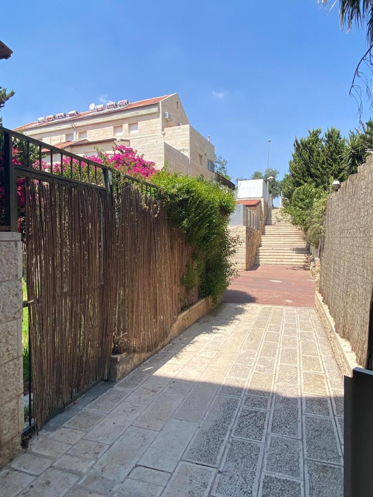 דירת גן מרווחת במיקום מעולה עם נטפליקס חינמי Apartment Ma'ale Adumim Luaran gambar